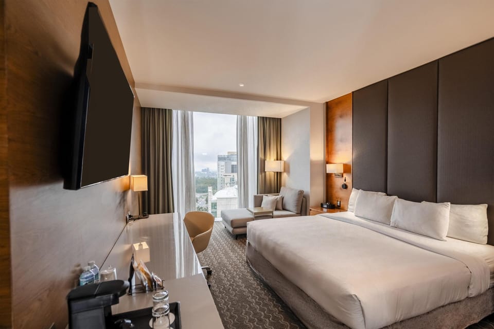 Junior Suite, 1 King Bed, Non Smoking | Minibar, in-room safe, desk, blackout drapes
