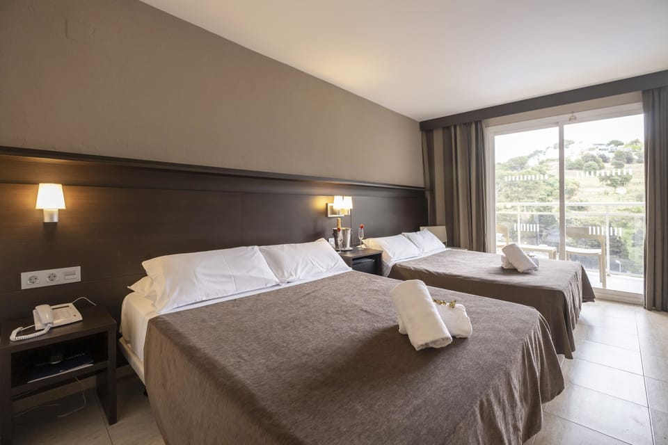 Family Room (2 adults + 2 children), balcony | Down comforters, in-room safe, desk, blackout drapes
