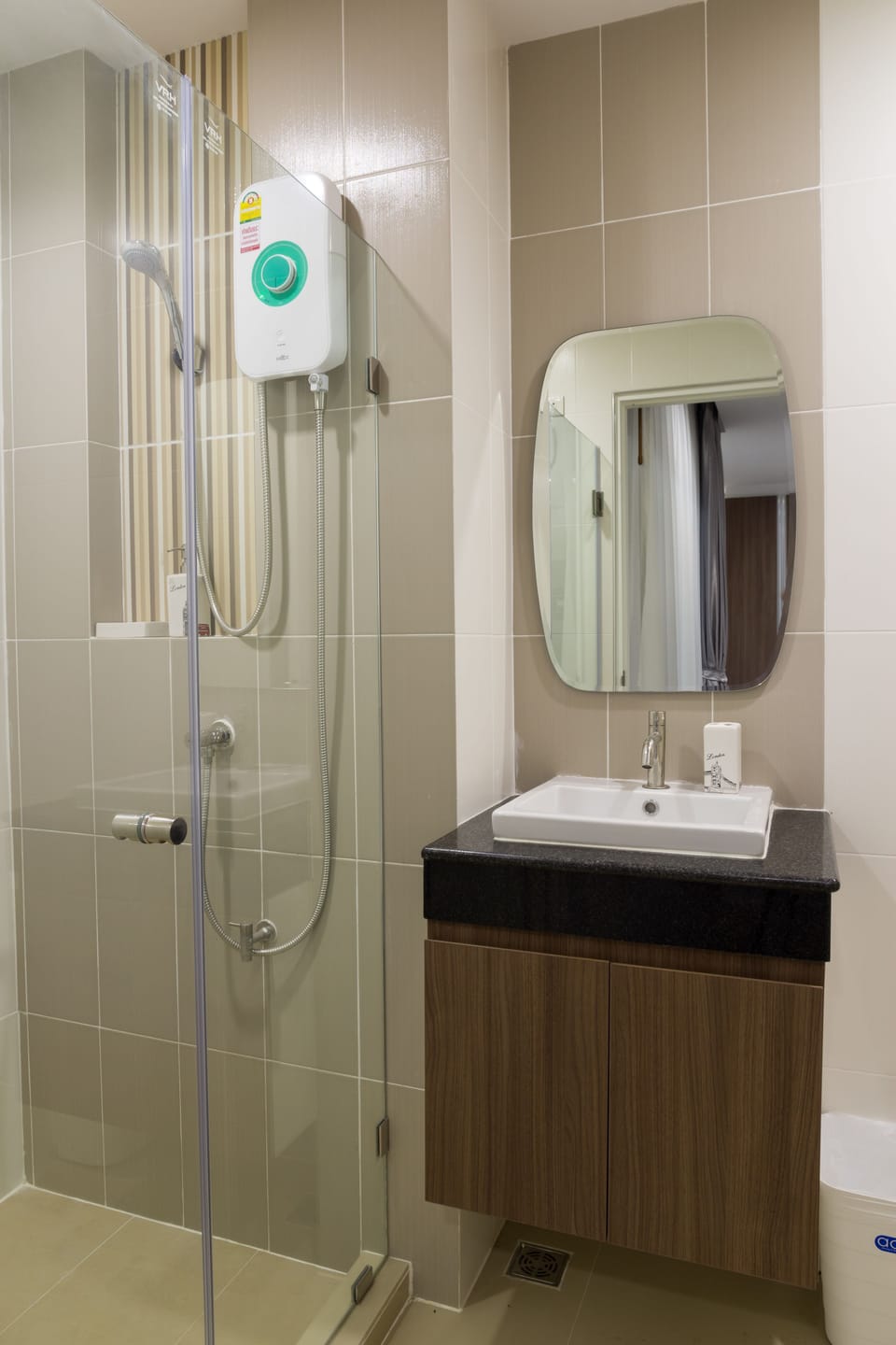Superior Room, 1 Double Bed | Bathroom | Shower, free toiletries, hair dryer, towels