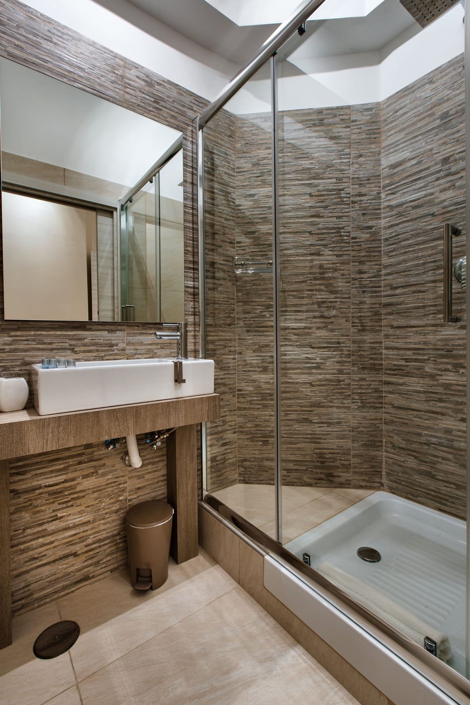Deluxe Double Room | Bathroom | Shower, free toiletries, hair dryer, bidet