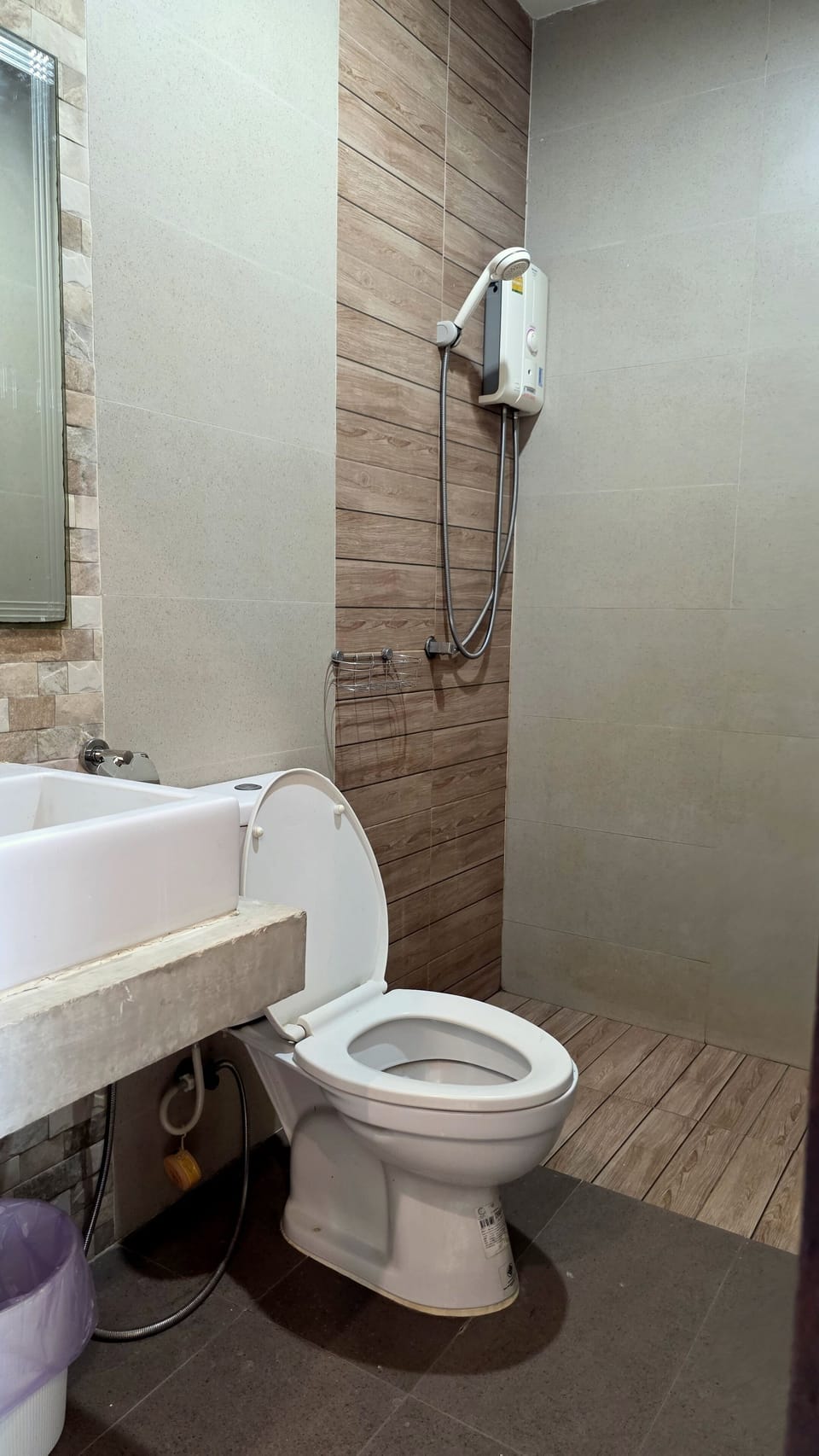 Shower, free toiletries, towels, soap