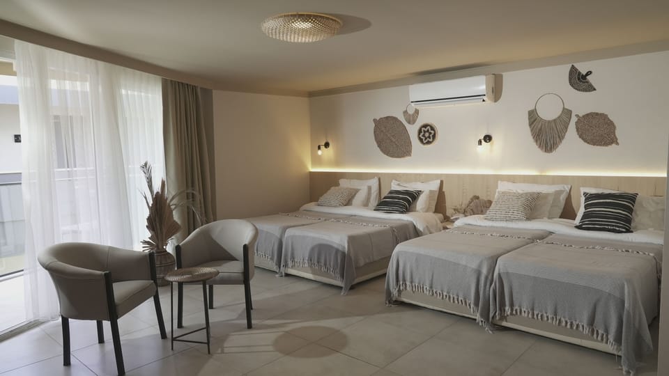 QUAD ROOM | Minibar, in-room safe, desk, soundproofing