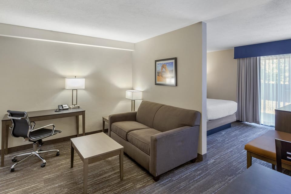 Suite, 1 Queen Bed, Non Smoking, Kitchenette (with Sofabed) | In-room safe, desk, laptop workspace, blackout drapes