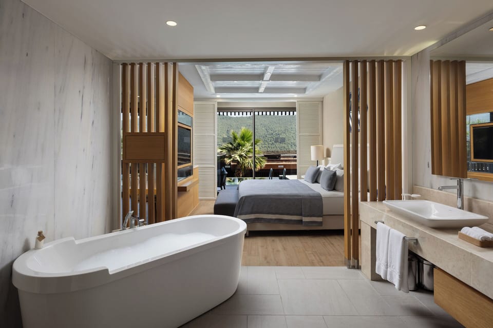 Swim-up Deluxe Room | Premium bedding, free minibar, in-room safe, desk