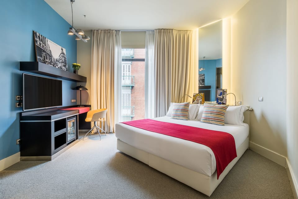 Standard Room | Minibar, in-room safe, desk, blackout drapes