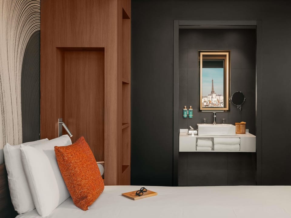 Executive Suite, 1 King Bed with Sofa bed | Premium bedding, in-room safe, desk, laptop workspace