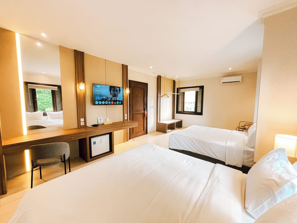 Family Room | In-room safe, desk, laptop workspace, blackout drapes