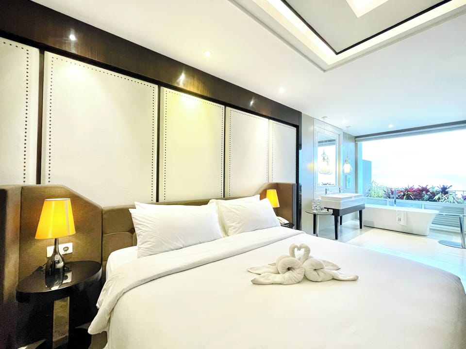 Presidential Suite | In-room safe, desk, laptop workspace, blackout drapes