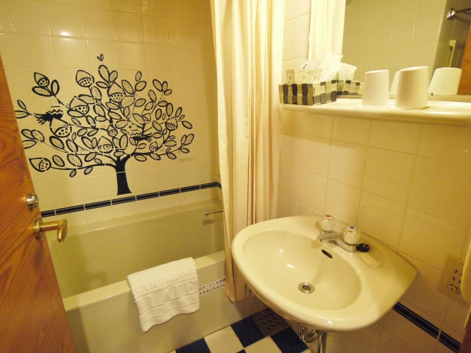 Combined shower/tub, deep soaking tub, free toiletries, hair dryer