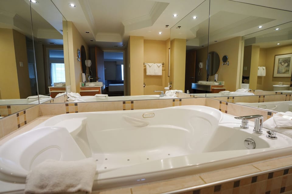 First Class Room, 1 Queen Bed with Double Whirpool and Fireplace | Bathroom | Free toiletries, hair dryer, towels