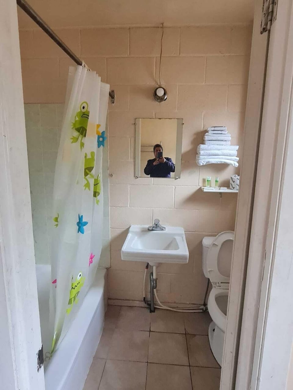 Room, 2 Queen Beds, Non Smoking | Bathroom | Free toiletries, towels