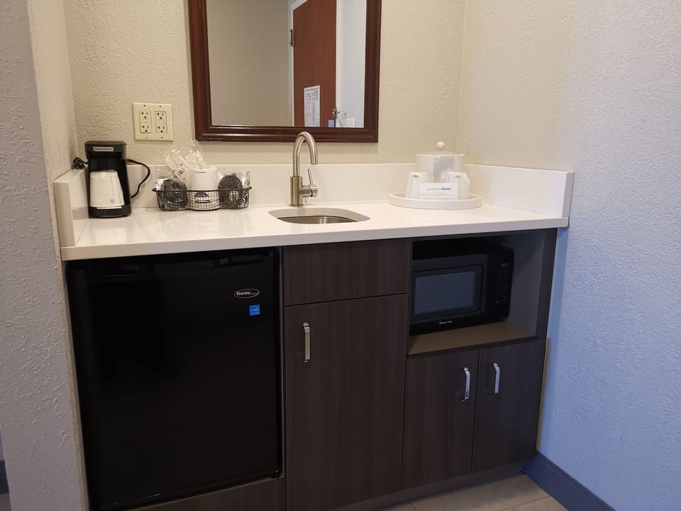 King Studio Mountain View/balcony | Premium bedding, down comforters, pillowtop beds, in-room safe