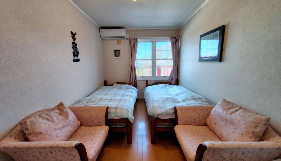 Twin Room, Free Wifi, Non Smoking- Shared Bathroom | Free WiFi, bed sheets