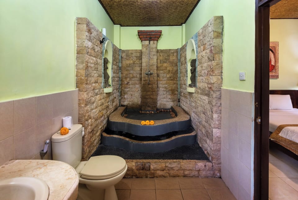 Superior Room | Bathroom | Shower, rainfall showerhead, free toiletries, hair dryer
