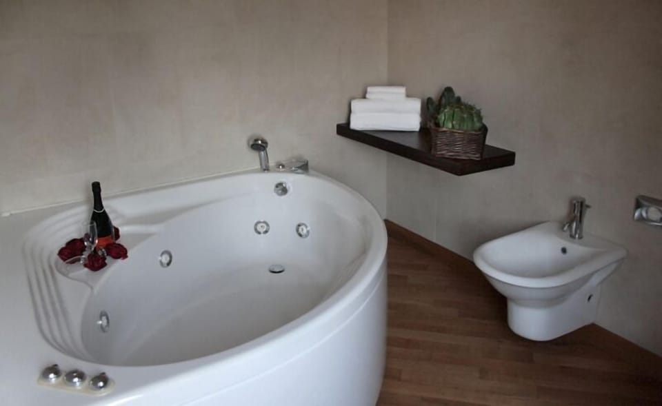 Suite | Jetted tub