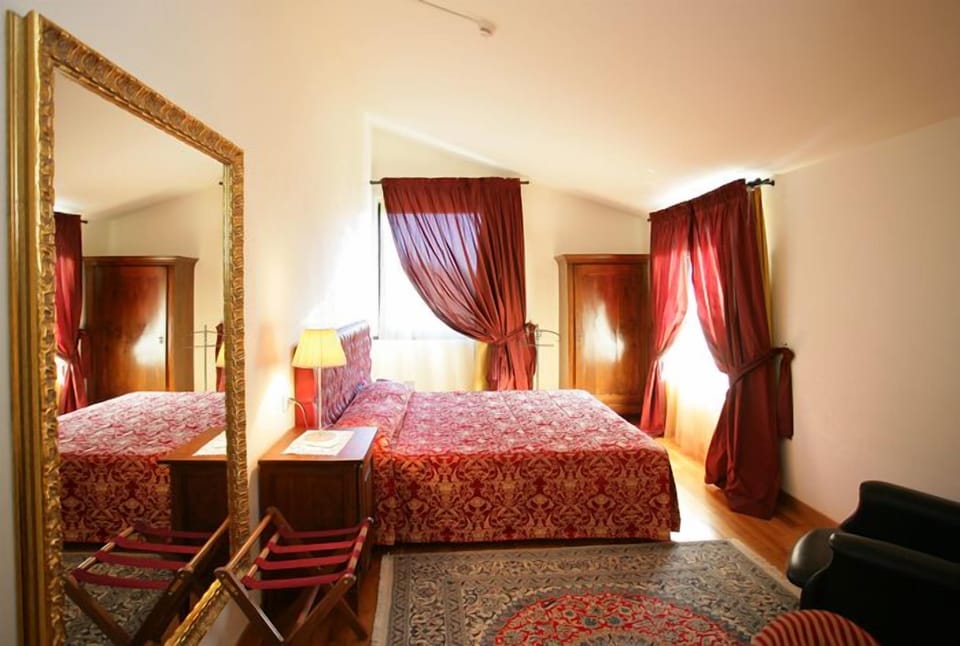 Junior Suite | Minibar, in-room safe, desk, free WiFi