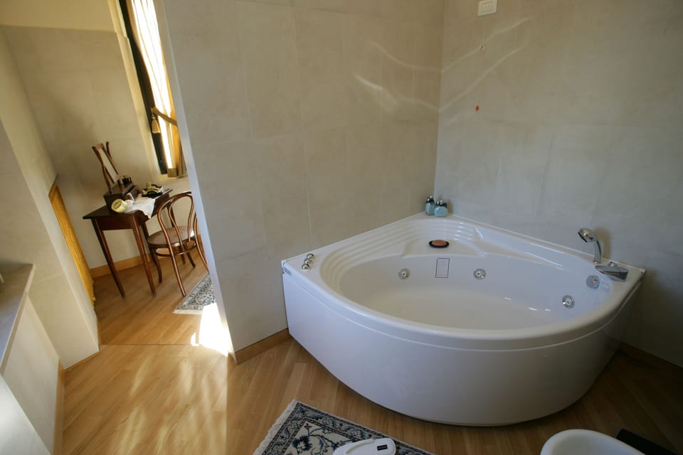 Suite | Jetted tub