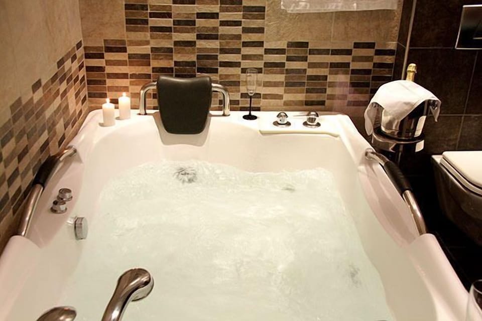 Jetted tub