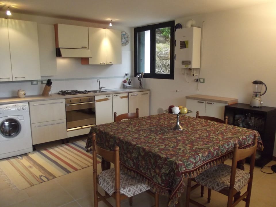 Basic Apartment, Non Smoking | Private kitchenette | Toaster, cookware/dishes/utensils, dining tables