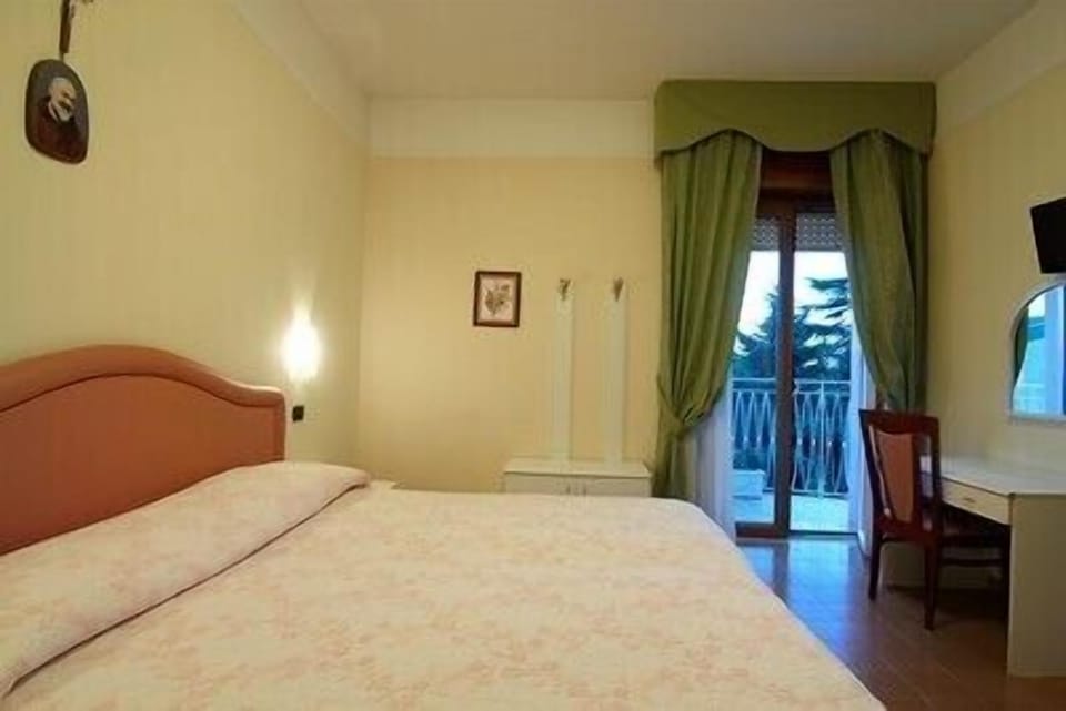 Standard Double or Twin Room, 1 Bedroom | Soundproofing, WiFi (free)