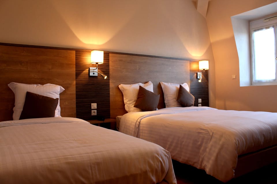 Triple Room | Minibar, in-room safe, desk, soundproofing