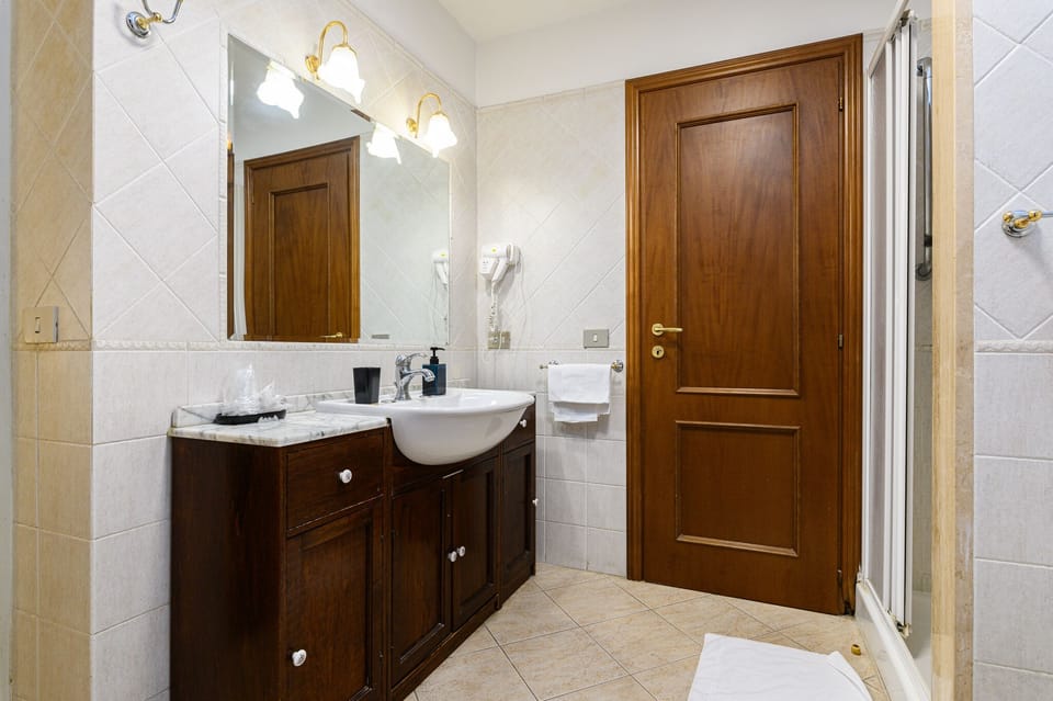 Deluxe Triple Room | Bathroom | Shower, free toiletries, hair dryer, bidet