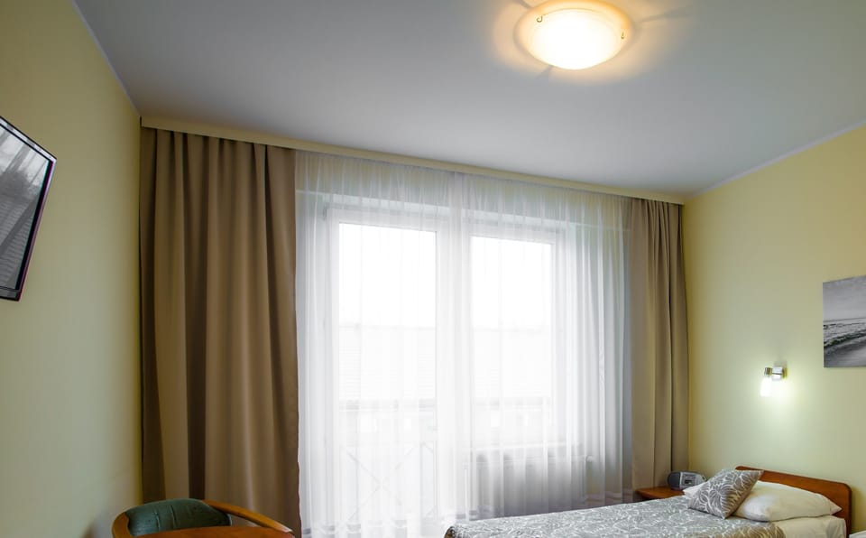 Single Room | In-room safe, desk, travel crib, free WiFi