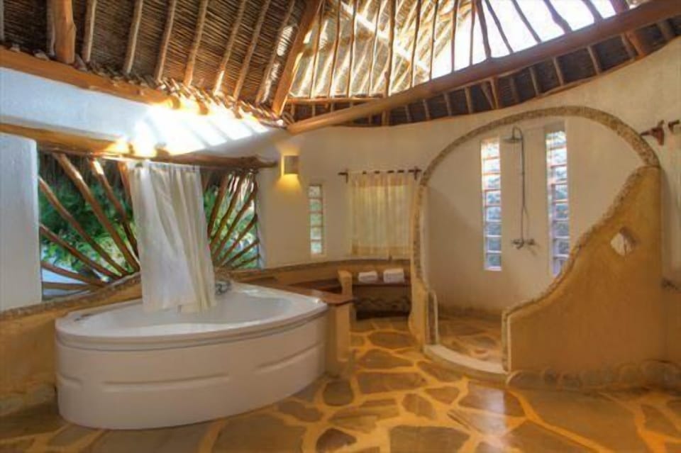 Swahili Luxury Villa | Bathroom | Combined shower/tub, free toiletries, bidet, towels
