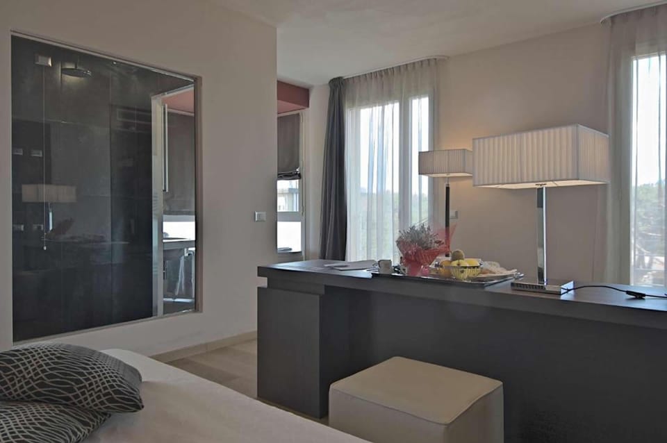 Suite | Down comforters, minibar, in-room safe, desk
