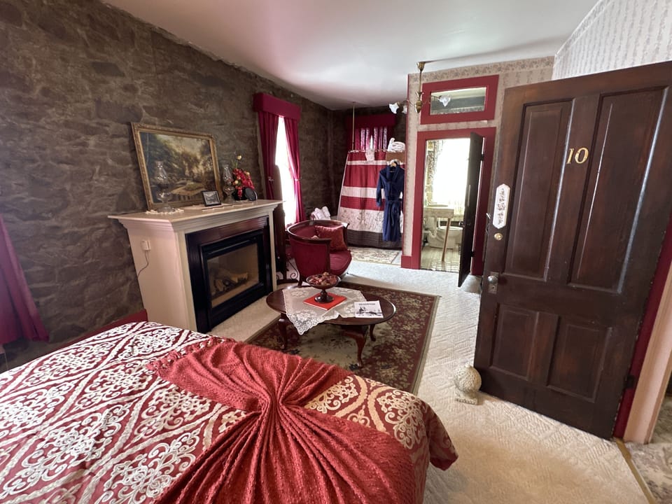 Romantic Suite, 1 King Bed (Room 10) | Living area | 32-inch TV with satellite channels