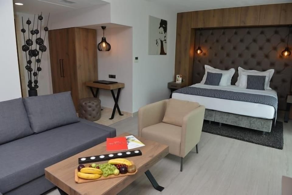 Suite, Jetted Tub | Minibar, in-room safe, desk, blackout drapes