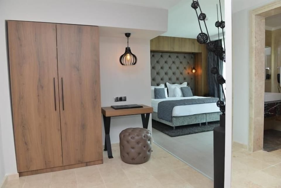 Suite, Jetted Tub | Minibar, in-room safe, desk, blackout drapes