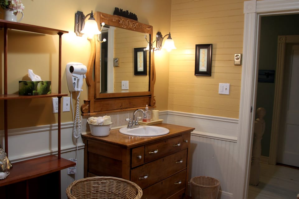 The Eagle Room | Bathroom | Combined shower/tub, free toiletries, hair dryer, bathrobes