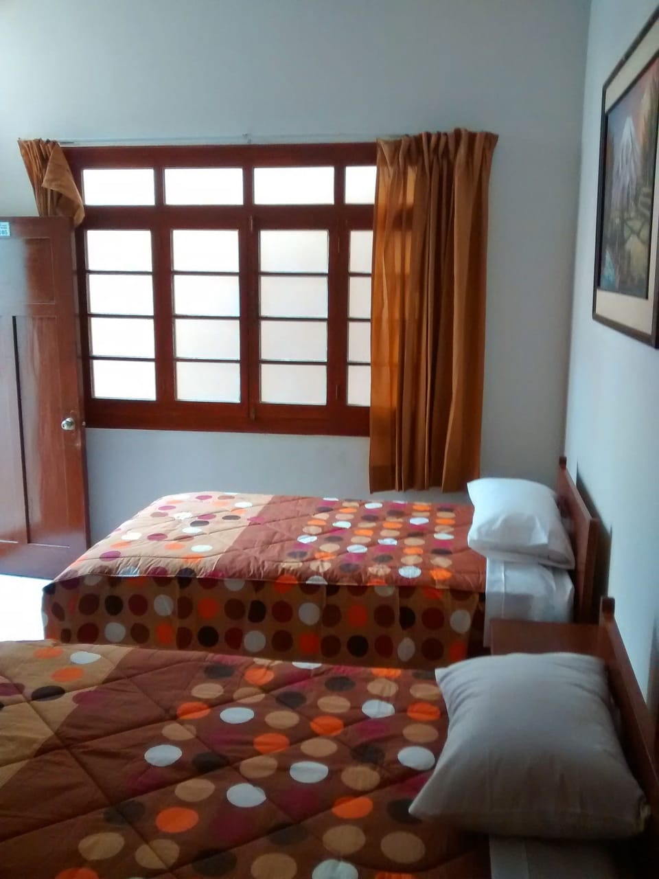 Desk, iron/ironing board, rollaway beds, free WiFi