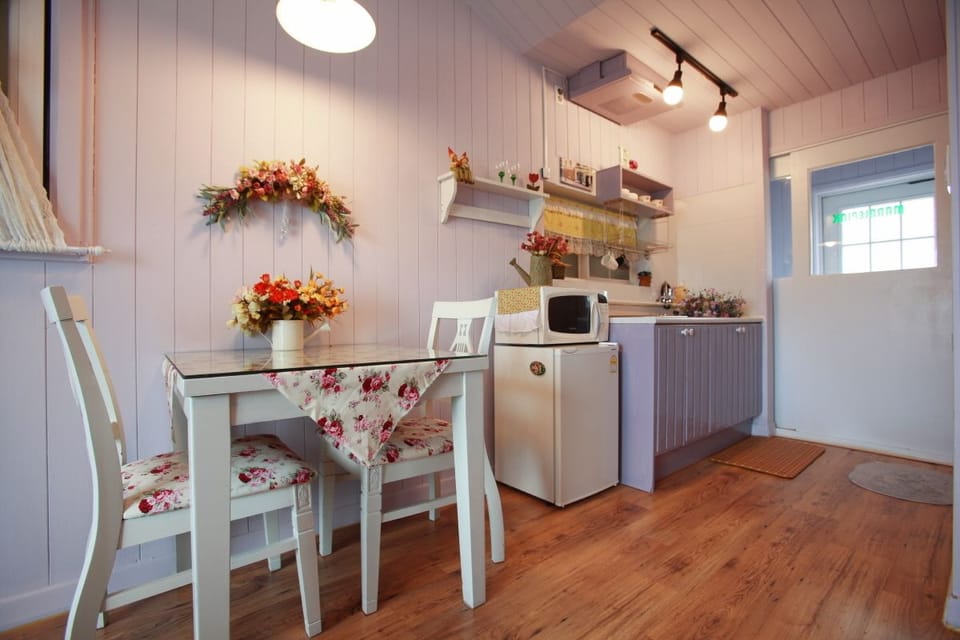 Standard Room, 1 Queen Bed | In-room dining