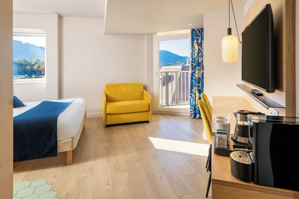 Superior Room, 1 Queen Bed, Non Smoking (with Single Sofabed) | Premium bedding, in-room safe, desk, blackout drapes