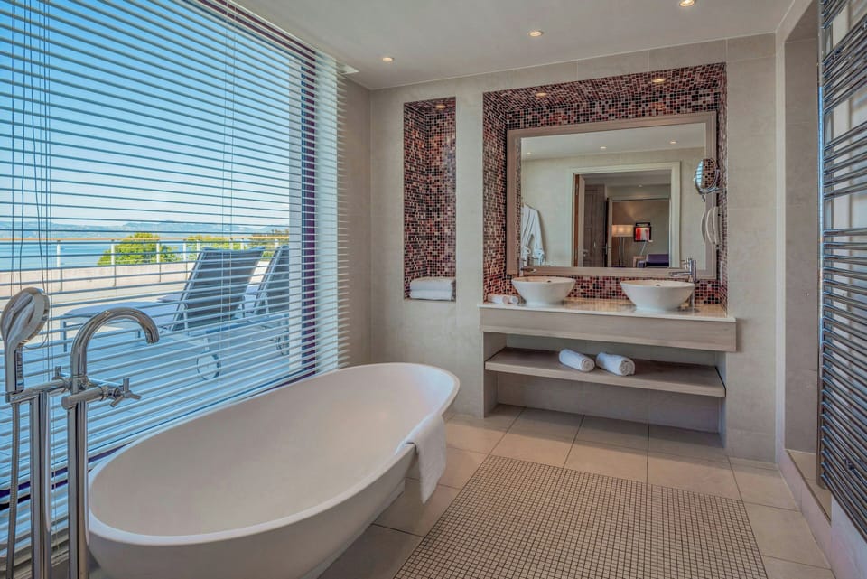 Executive Double Room | Bathroom | Combined shower/tub, free toiletries, hair dryer, towels