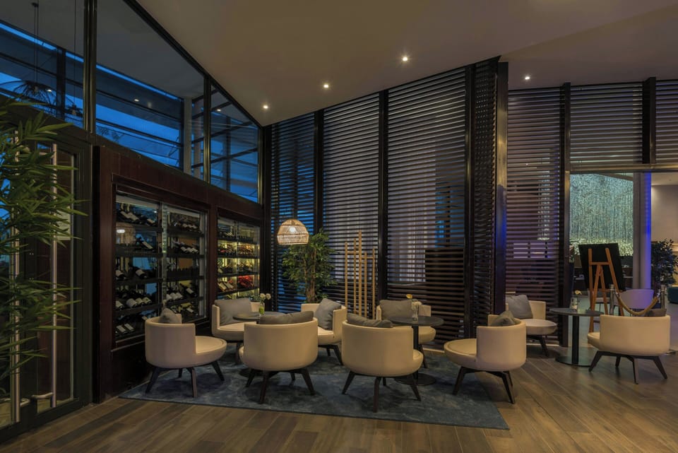 2 bars/lounges