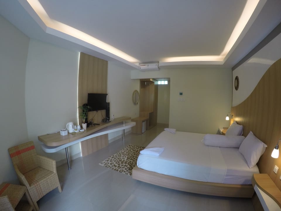 Deluxe Double Room, 1 Queen Bed, Garden View | Living room