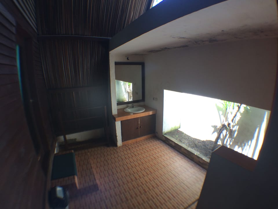 Lumbung Bungalow Beachfront | In-room safe, desk, WiFi (free), bed sheets
