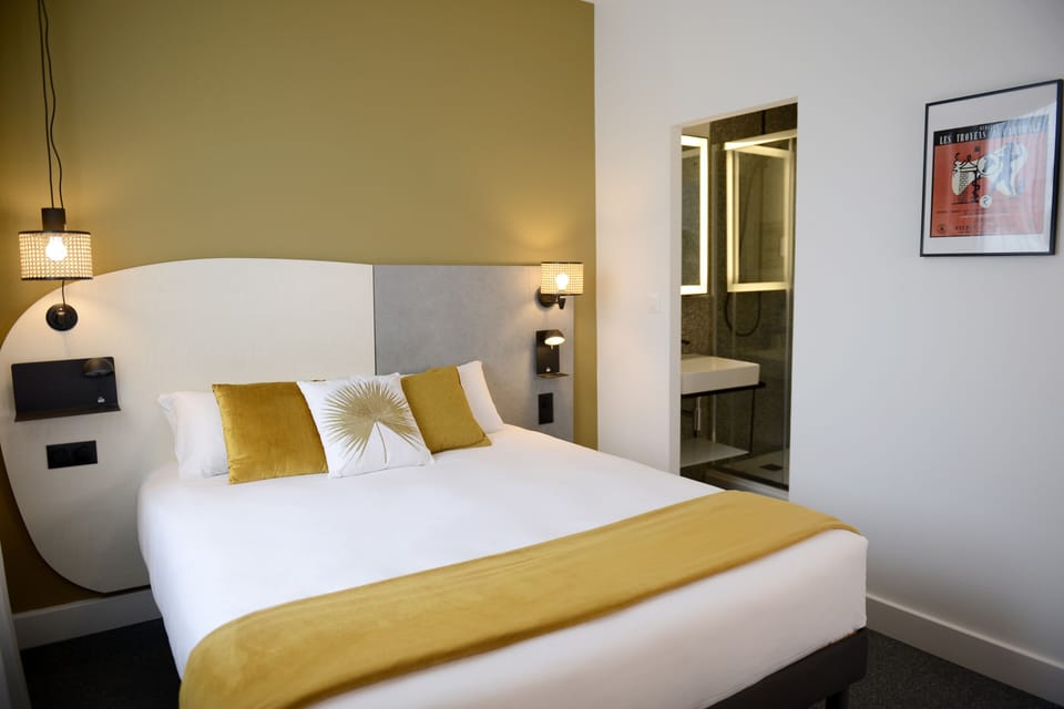 In-room safe, individually furnished, desk, laptop workspace