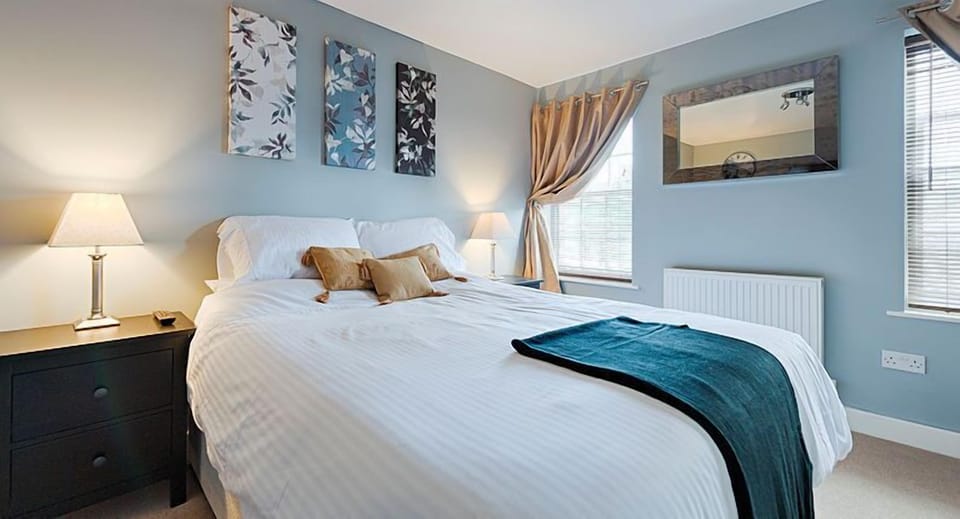 Premium bedding, iron/ironing board, free WiFi