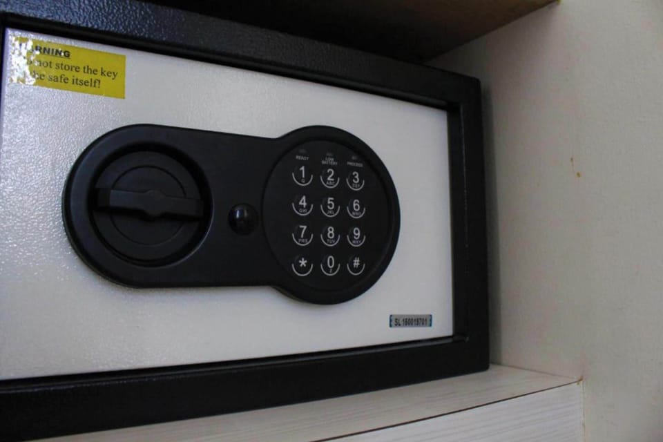 Deluxe Room, 1 Double Bed | In-room safe, desk, soundproofing, free WiFi