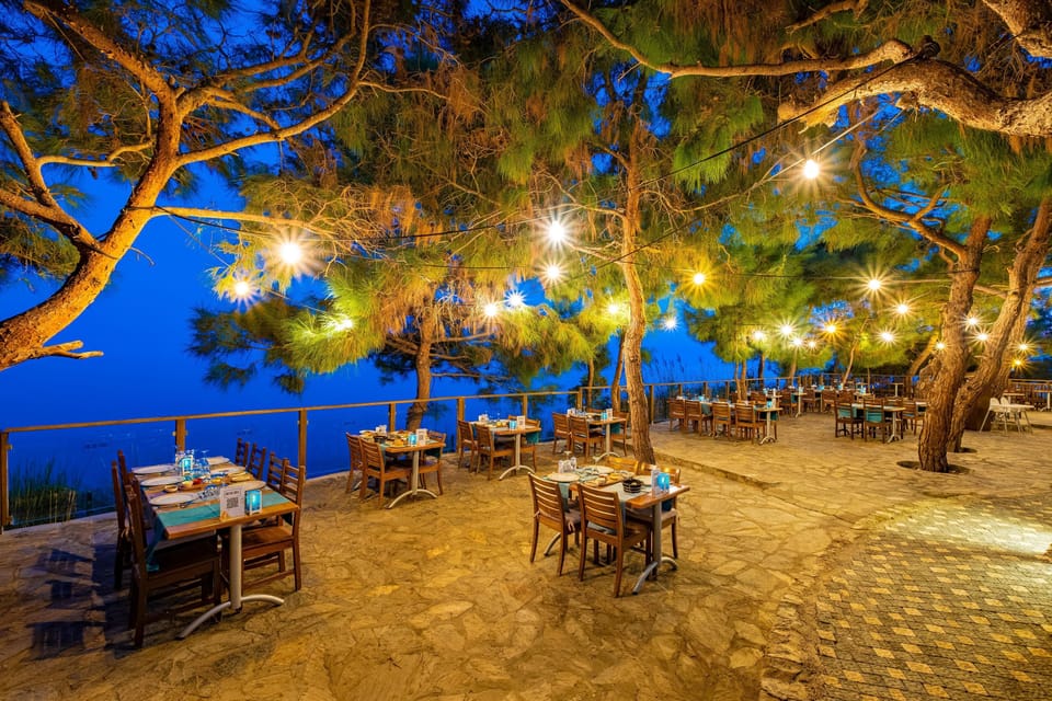 3 restaurants; breakfast, lunch, and dinner served