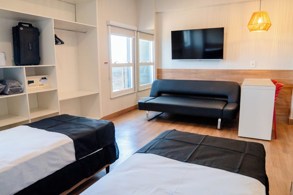 Suite Master Twin | Minibar, in-room safe, desk, blackout drapes