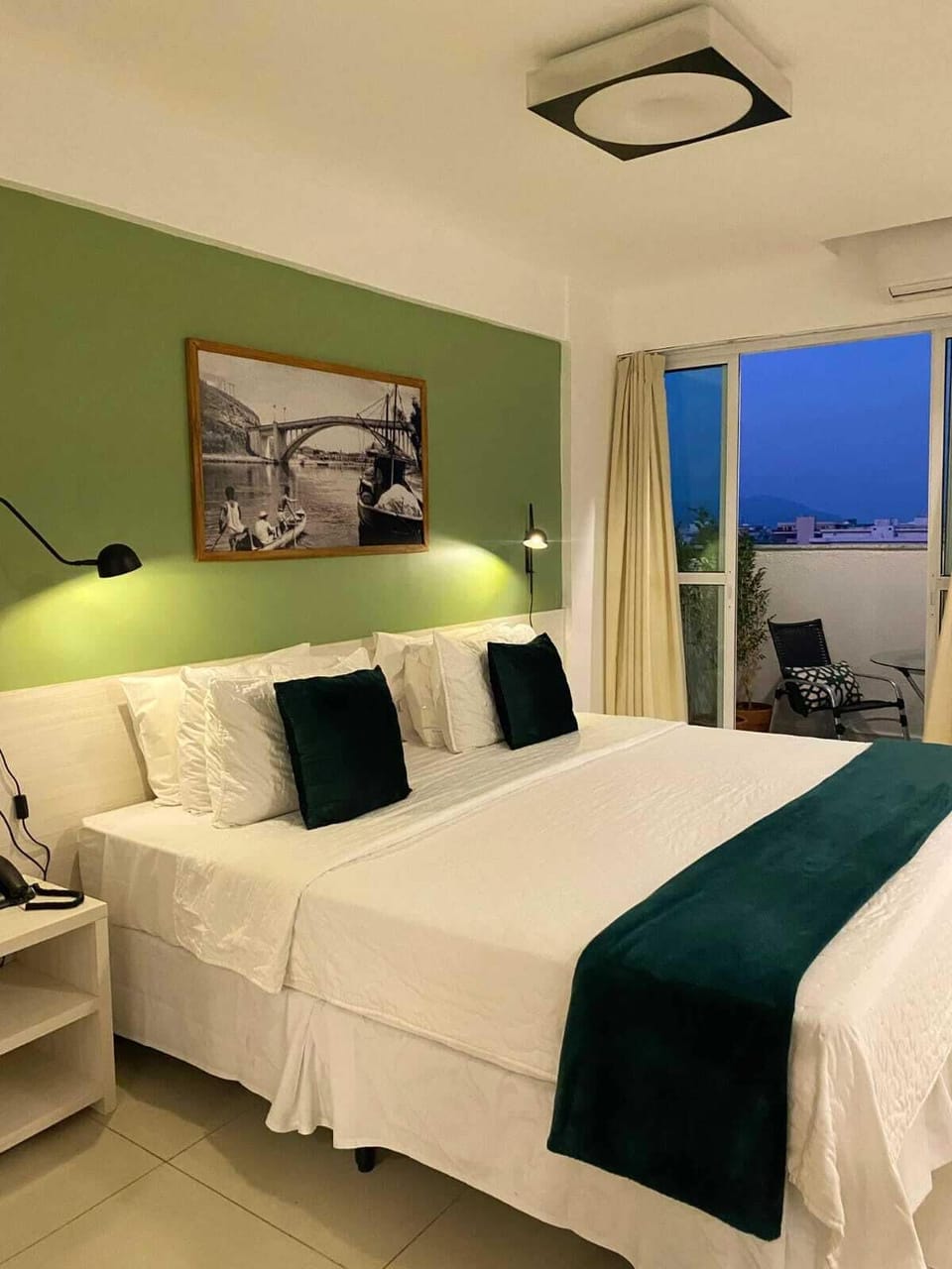Deluxe Suite | Premium bedding, minibar, in-room safe, laptop workspace