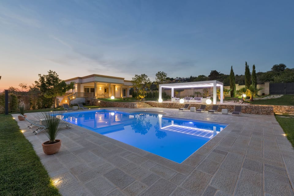 Seasonal outdoor pool, pool umbrellas, sun loungers
