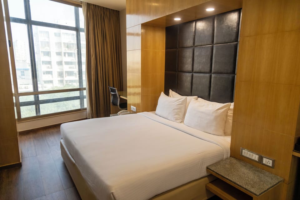 Suite | Minibar, in-room safe, desk, laptop workspace