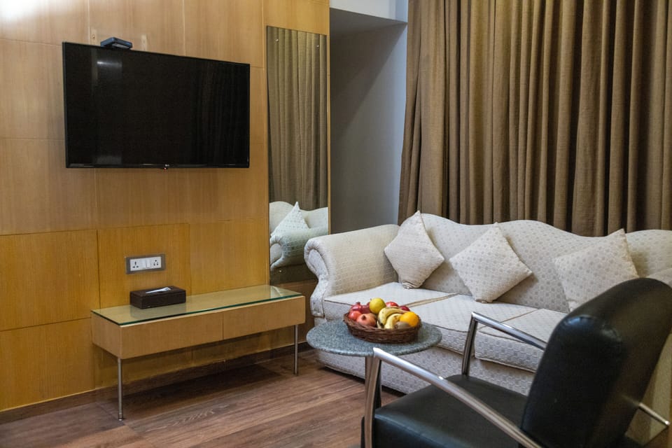 Suite | Minibar, in-room safe, desk, laptop workspace