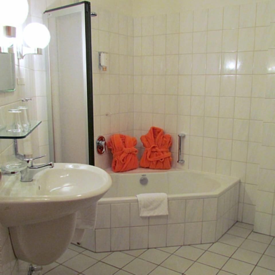 Comfort Double Room | Desk, blackout drapes, soundproofing, WiFi (free)